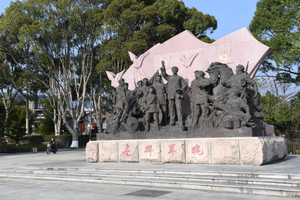 古田會議紀念館前的“豐碑軍魂”雕塑群（ 2021年1月25日攝）。新華社記者林善傳攝